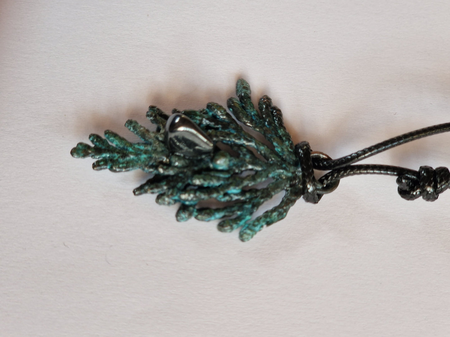 Galvanoplastik-Anhänger mit echtem Tujazweig & Hämatit – kupferbeschichtet, verstellbare schwarze Kette