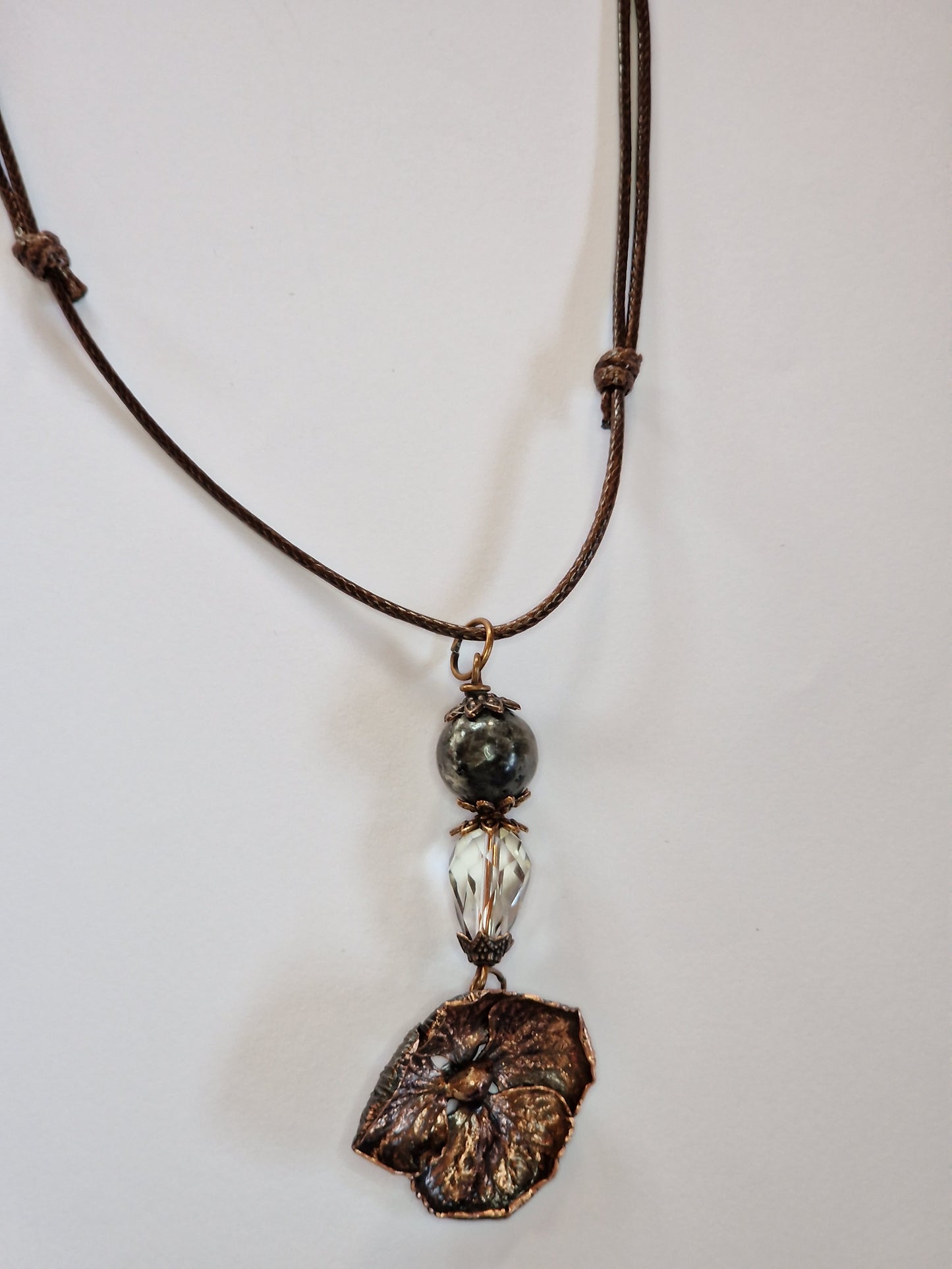 Galvanoplastik-Kette mit echter Hortensienblüte, dunklem Mondstein & Glasperle – kupferbeschichteter Unikatschmuck in Braun