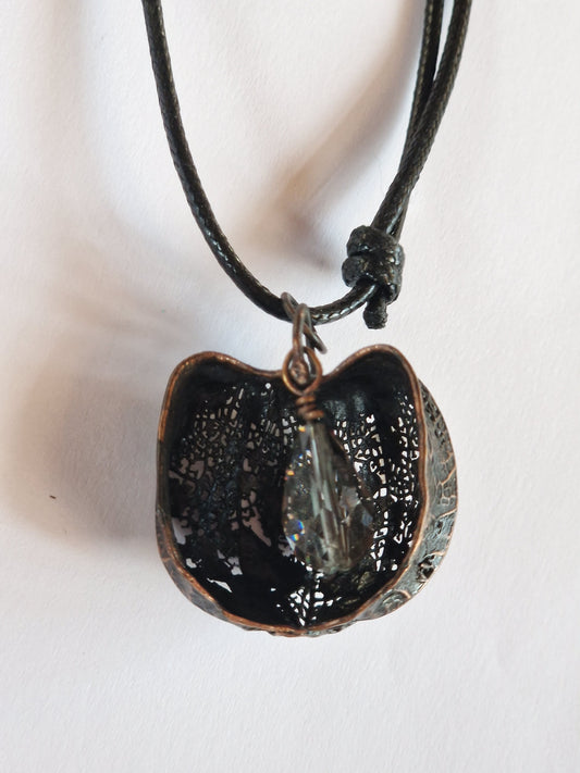 Galvanoplastik-Anhänger mit halber Physalis & facettierter Glasperle – kupferbeschichtet, allergikerfreundlich & verstellbare schwarze Kette