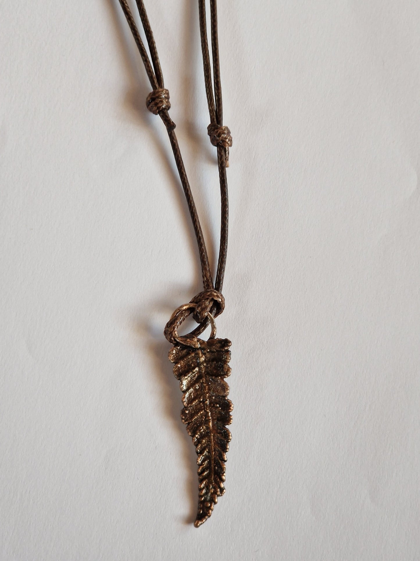 Galvanoplastik-Anhänger mit echter Farnspitze – kupferbeschichtet, allergikerfreundlich & größenverstellbare braune Kette/Kupfergalvanik