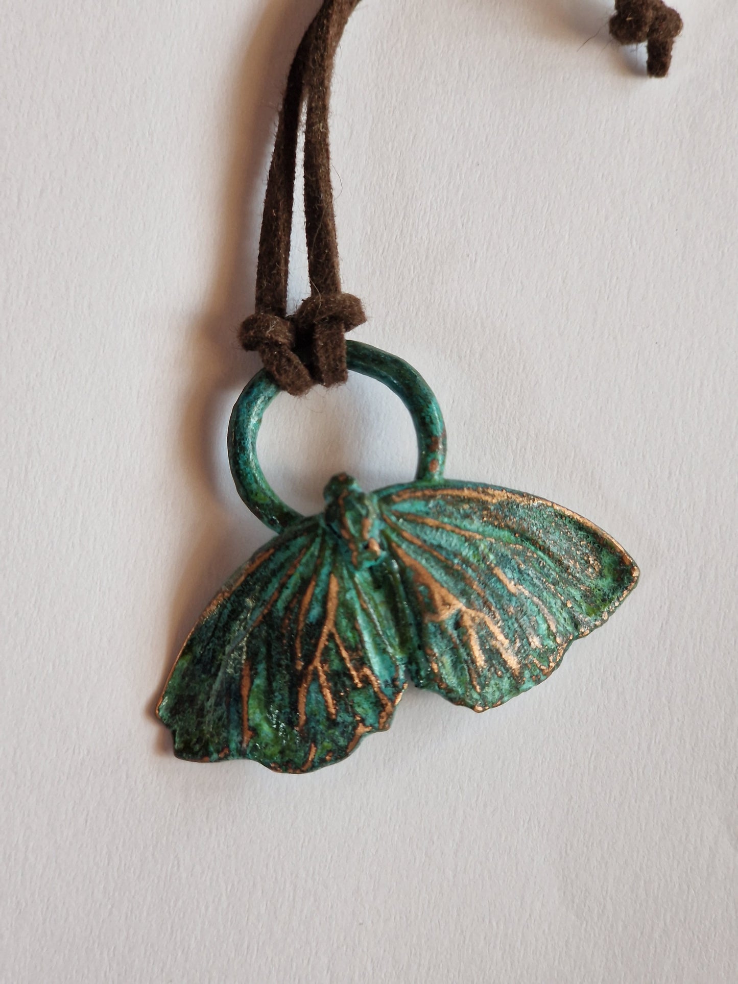 Galvanisierter Schmetterling – kupferbeschichteter Anhänger mit Patina auf brauner Stoffkette, individuell verstellbar