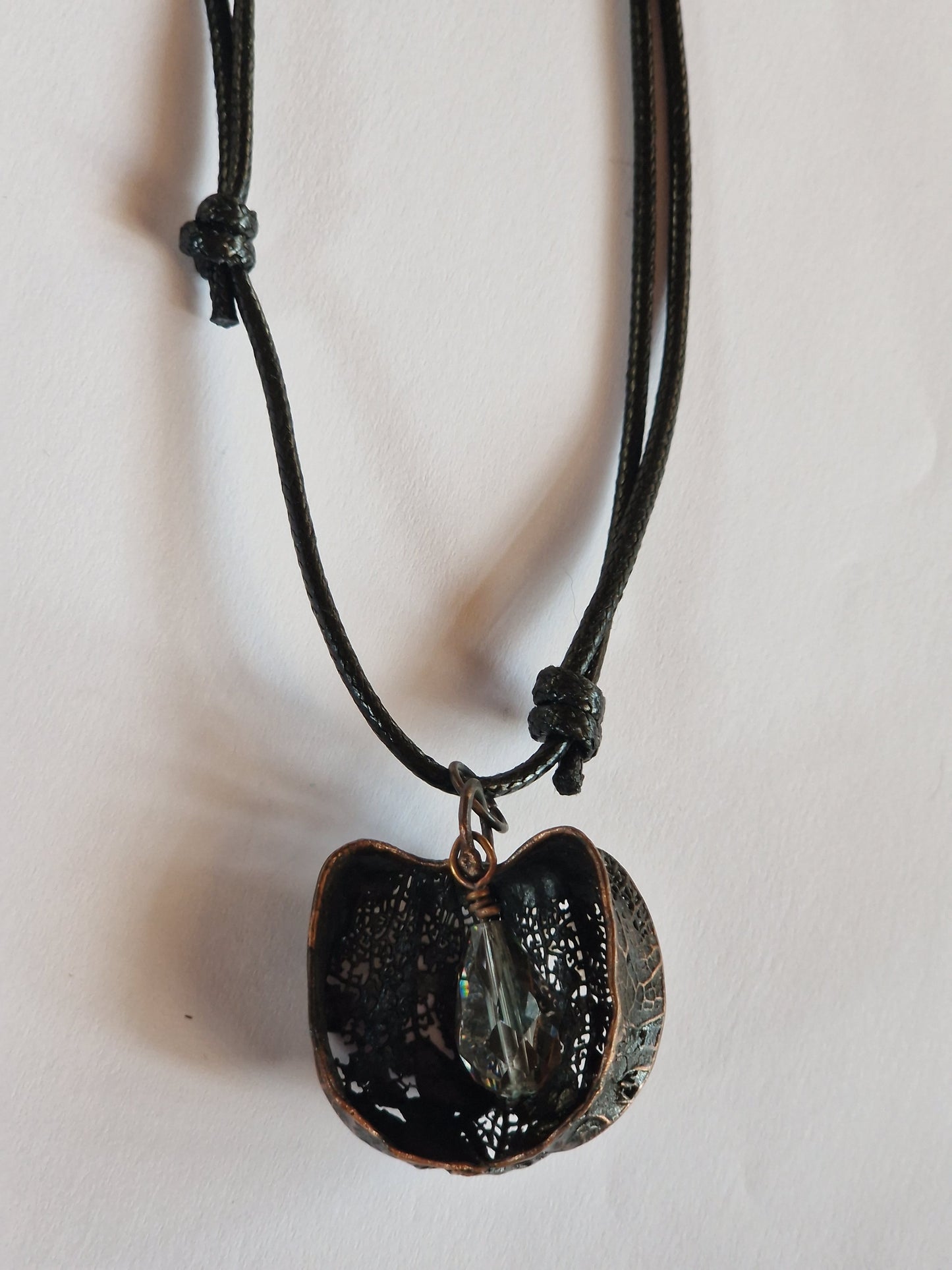 Galvanoplastik-Anhänger mit halber Physalis & facettierter Glasperle – kupferbeschichtet, allergikerfreundlich & verstellbare schwarze Kette