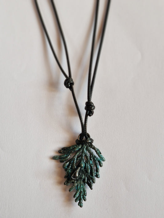 Galvanoplastik-Anhänger mit echtem Tujazweig & Hämatit – kupferbeschichtet, verstellbare schwarze Kette