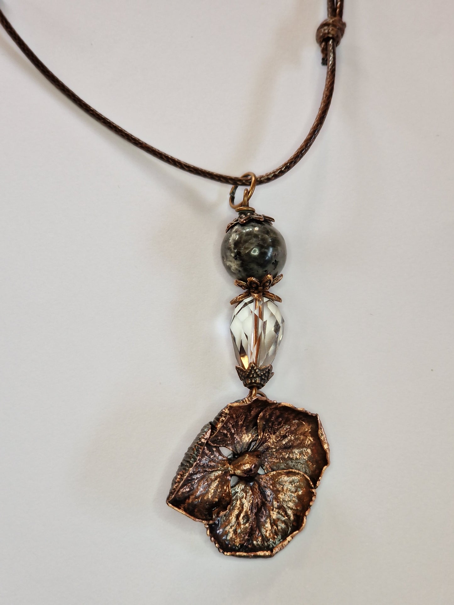 Galvanoplastik-Kette mit echter Hortensienblüte, dunklem Mondstein & Glasperle – kupferbeschichteter Unikatschmuck in Braun