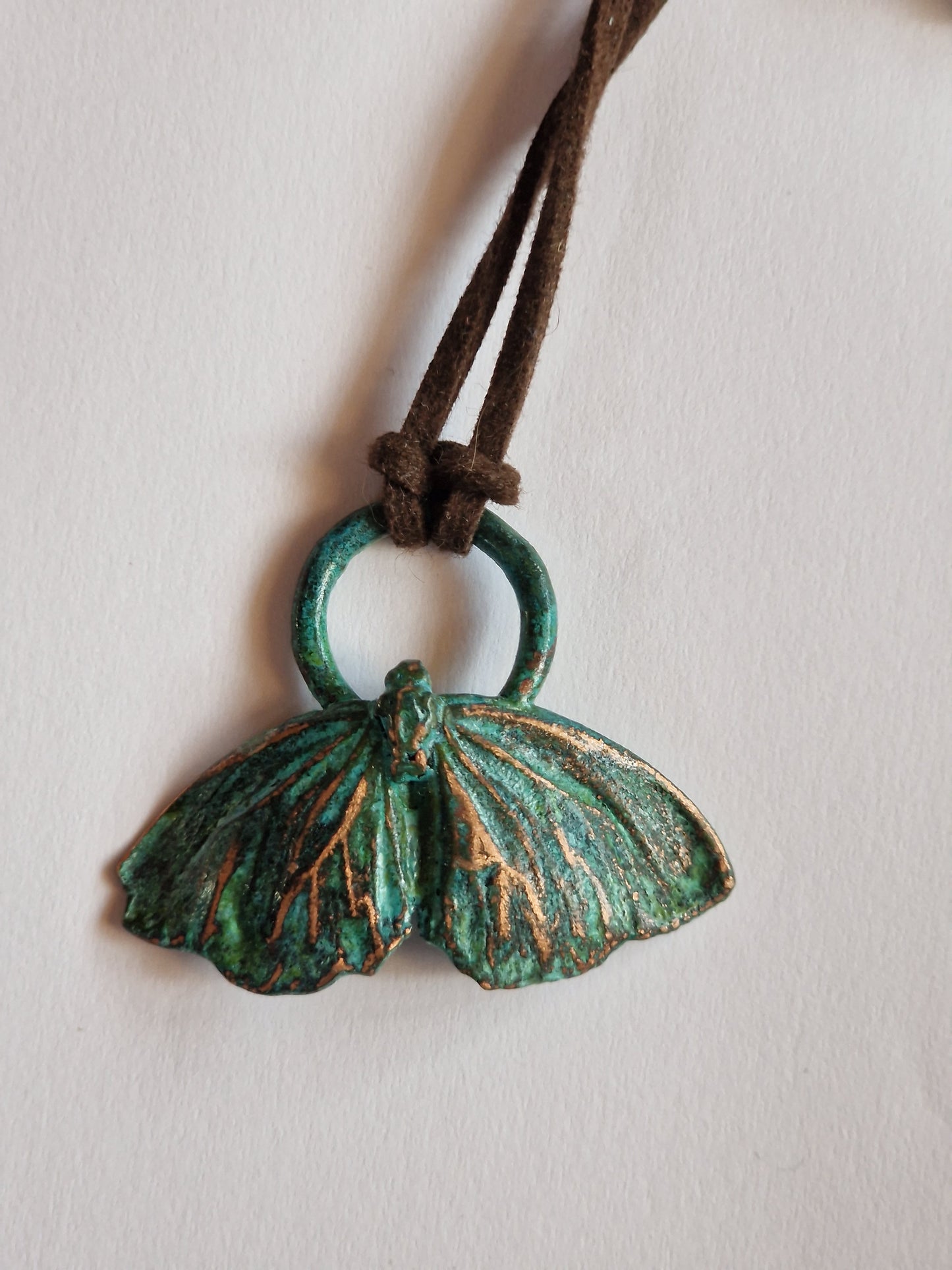 Galvanisierter Schmetterling – kupferbeschichteter Anhänger mit Patina auf brauner Stoffkette, individuell verstellbar