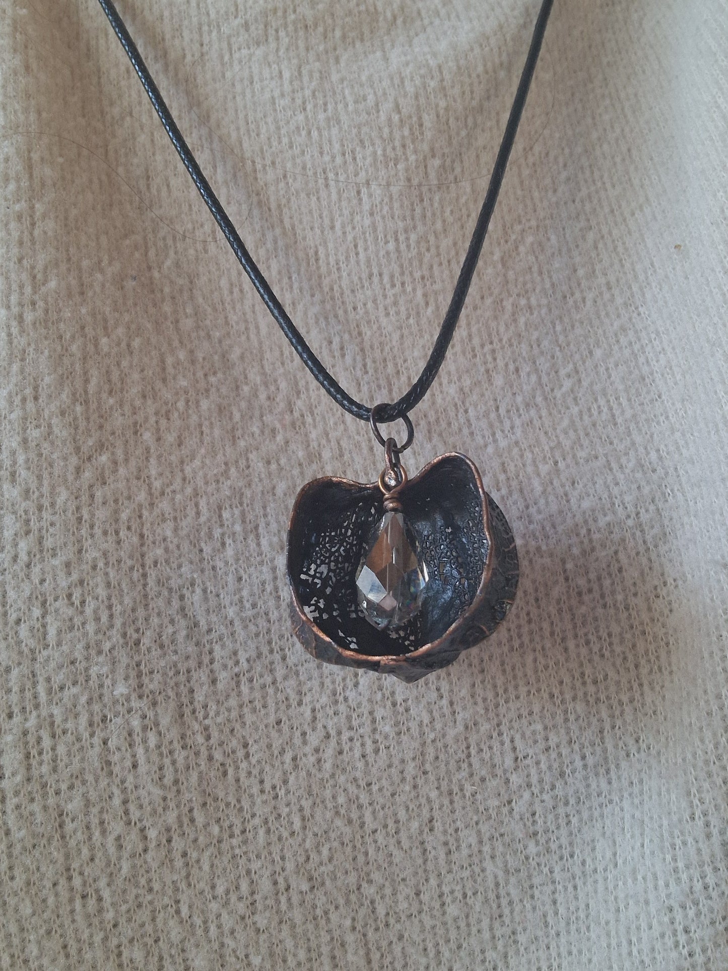 Galvanoplastik-Anhänger mit halber Physalis & facettierter Glasperle – kupferbeschichtet, allergikerfreundlich & verstellbare schwarze Kette