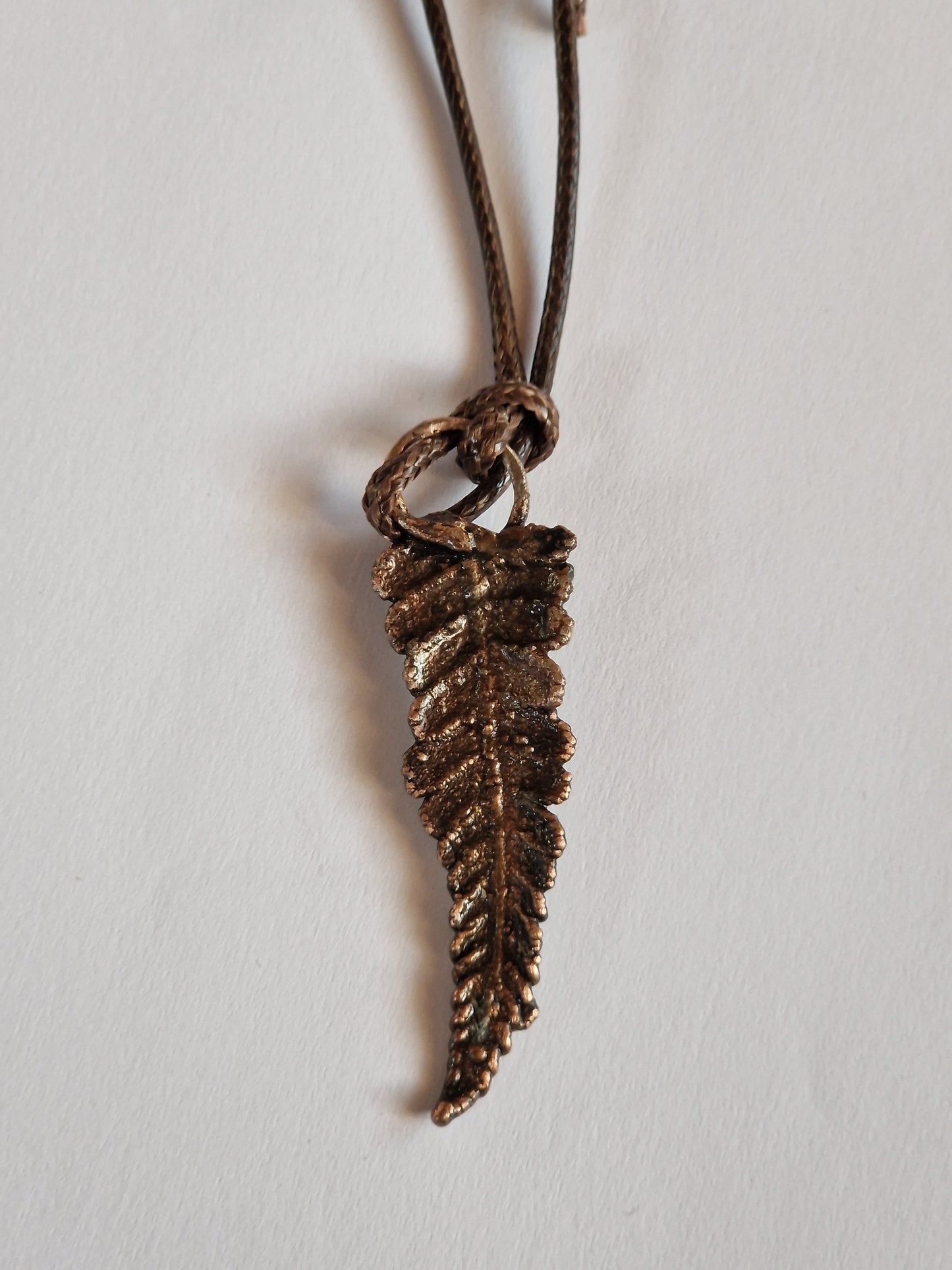 Galvanoplastik-Anhänger mit echter Farnspitze – kupferbeschichtet, allergikerfreundlich & größenverstellbare braune Kette/Kupfergalvanik