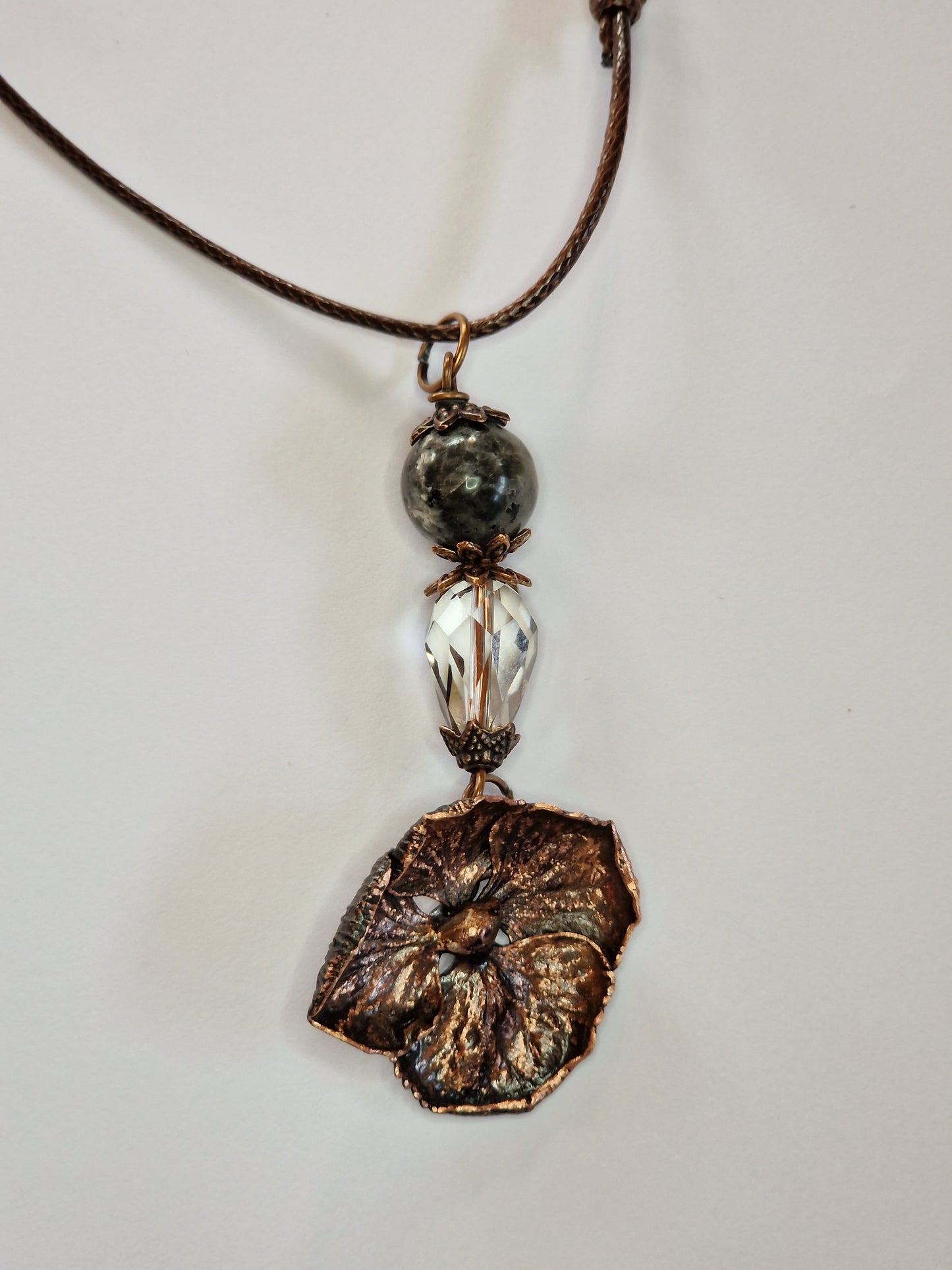 Galvanoplastik-Kette mit echter Hortensienblüte, dunklem Mondstein & Glasperle – kupferbeschichteter Unikatschmuck in Braun