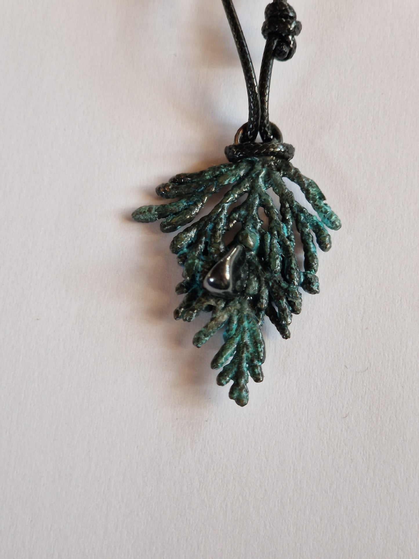 Galvanoplastik-Anhänger mit echtem Tujazweig & Hämatit – kupferbeschichtet, verstellbare schwarze Kette