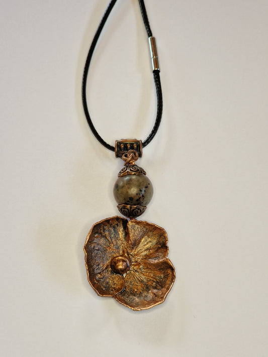 Galvanoplastik-Kette mit echter Hortensienblüte & Sonnenstein – kupferbeschichteter Unikatschmuck auf schwarzer Kette